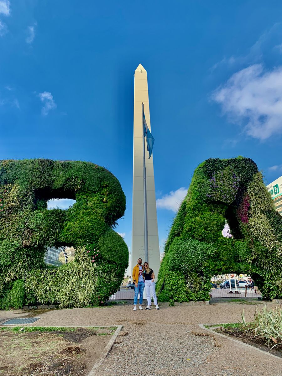Sol y Luis en el Obelisco de Buenos Aires