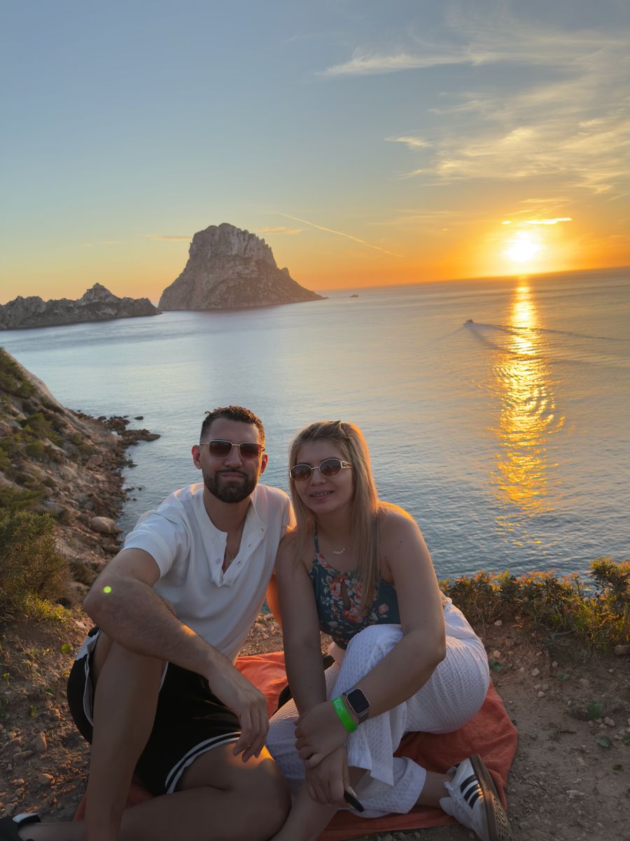 Sol y Luis frente a Es Vedrà, Ibiza