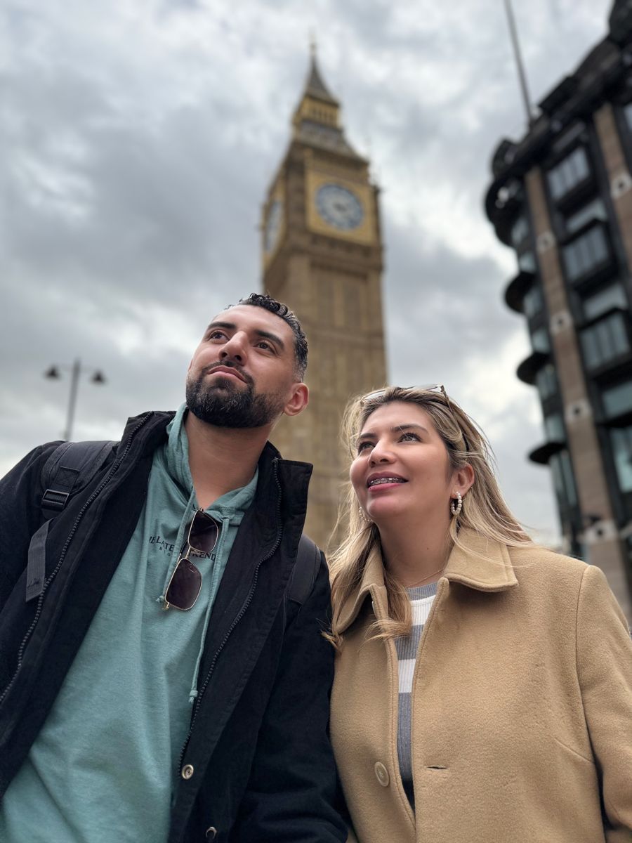 Sol y Luis frente al Big Ben en Londres