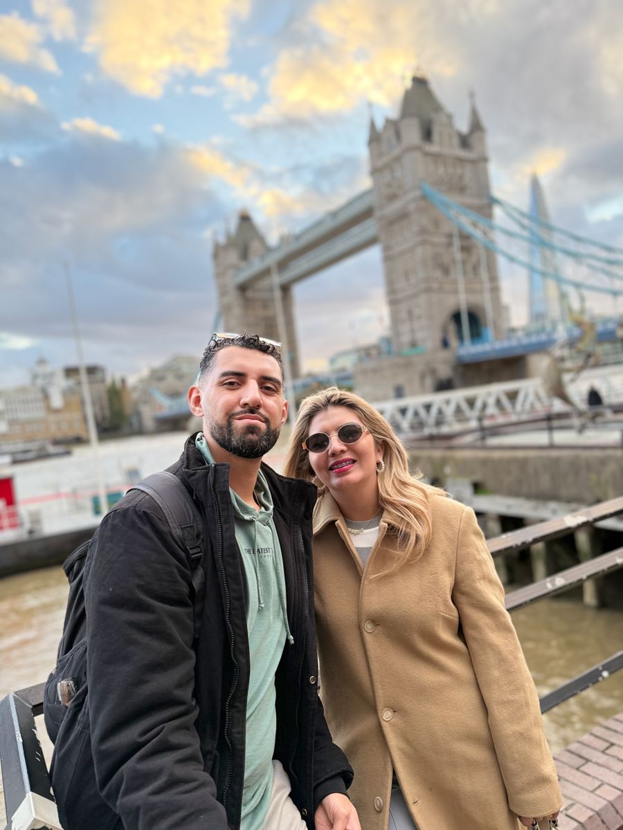 Sol y Luis frente al Tower Bridge de Londres