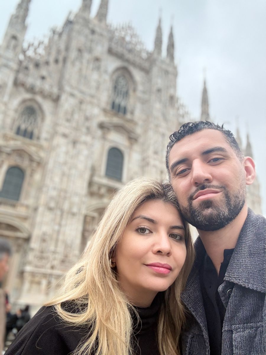 Sol y Luis frente al Duomo de Milán