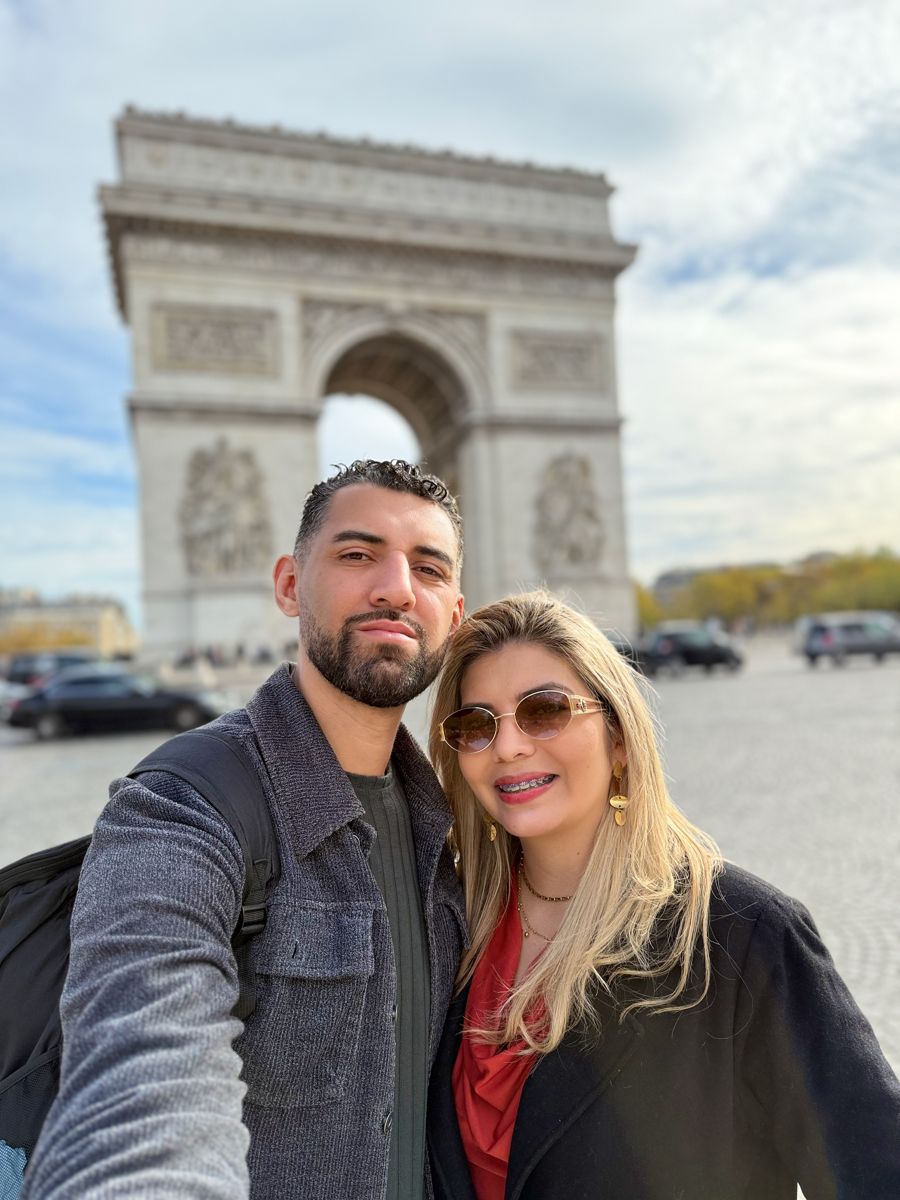 Sol y Luis en el Arco del Triunfo de París