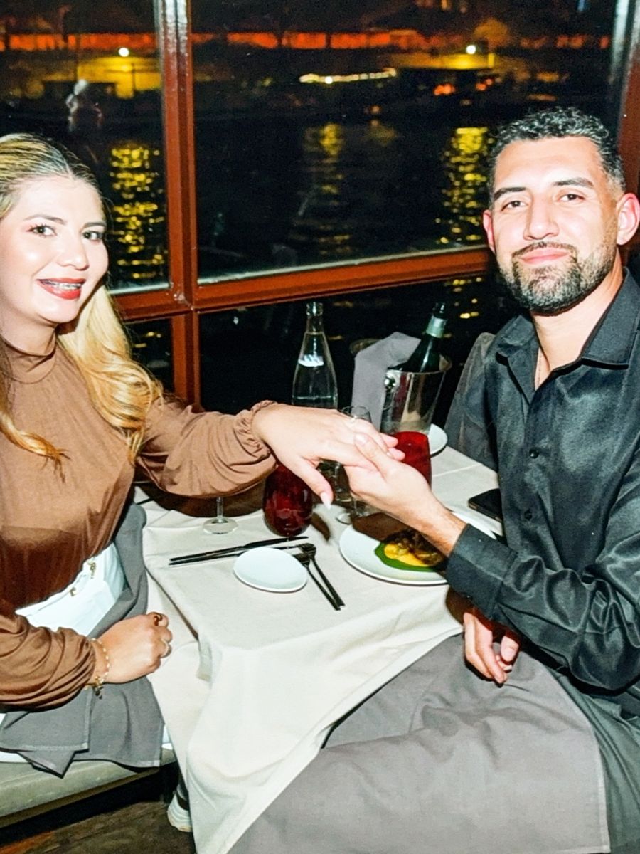 Sol y Luis cenando en un crucero por el Sena