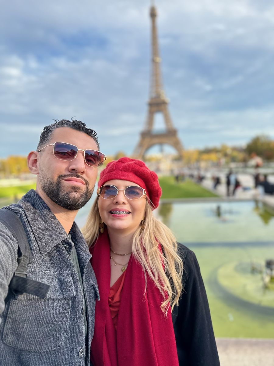 Sol y Luis frente a la Torre Eiffel