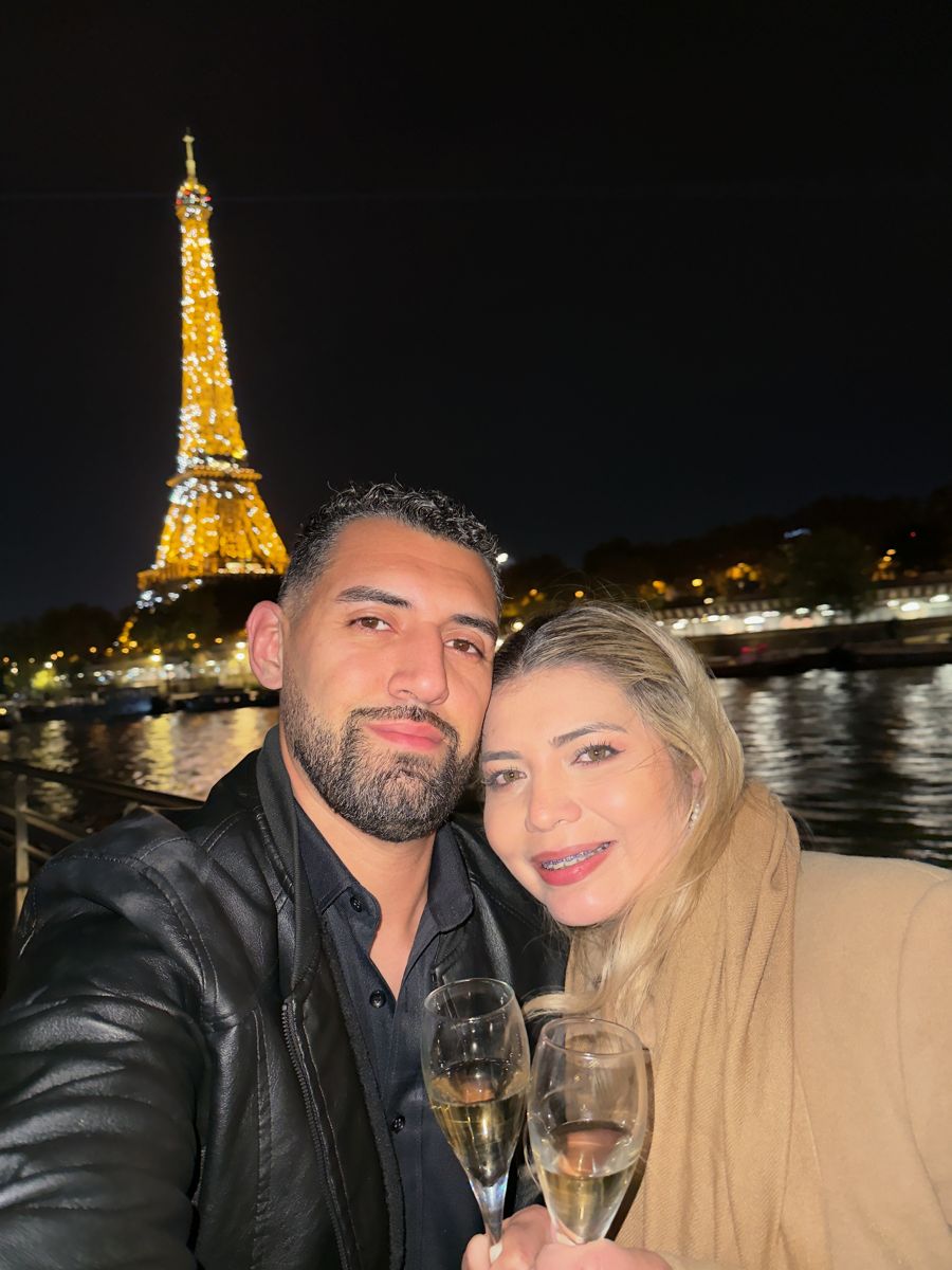 Sol y Luis frente a la Torre Eiffel de noche
