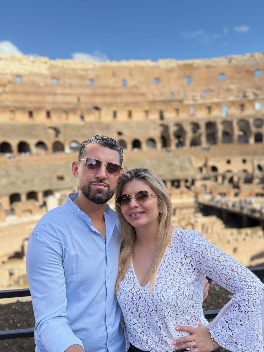 Sol y Luis dentro del Coliseo de Roma