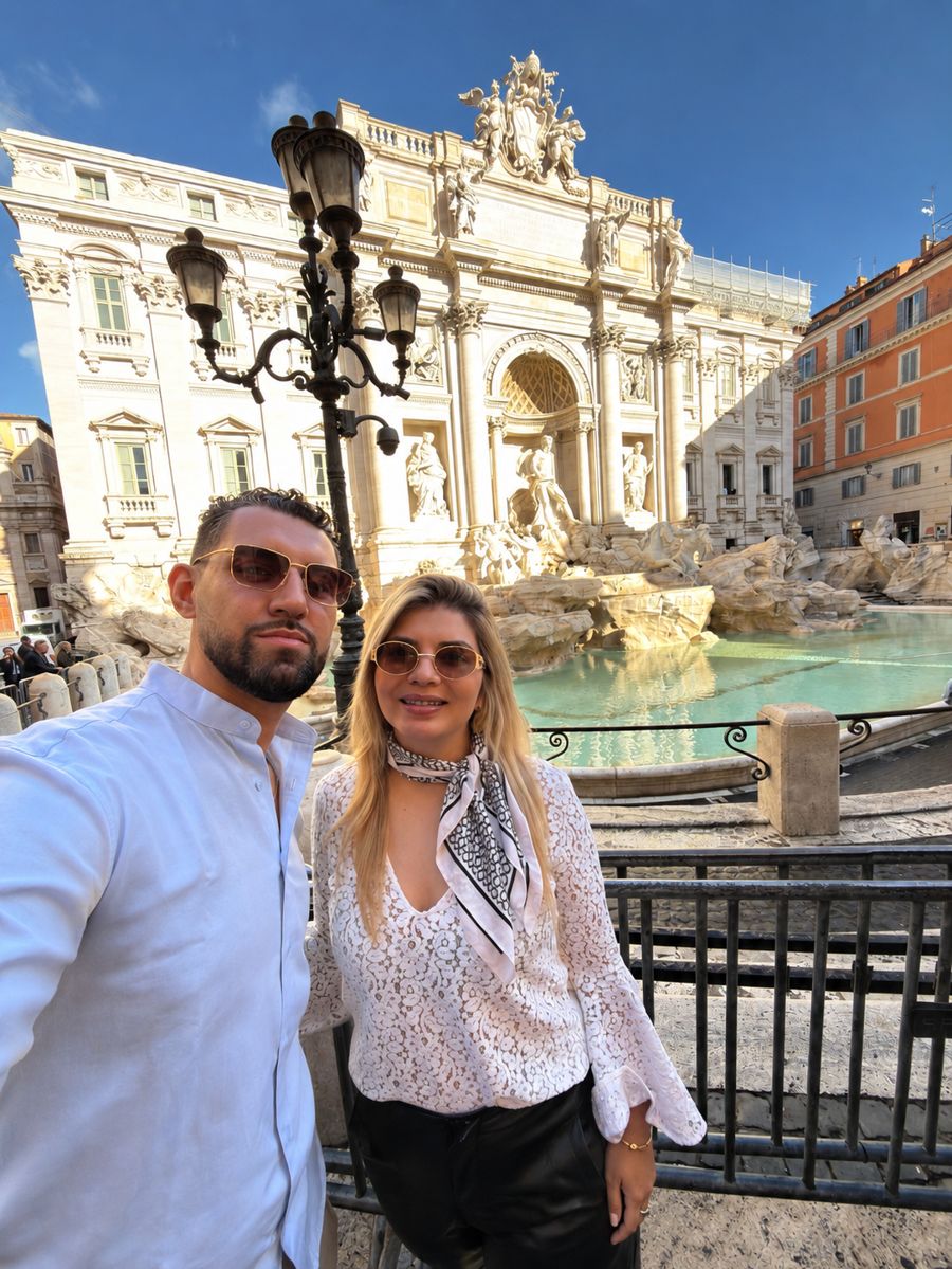 Sol y Luis en la Fontana di Trevi de día, Roma