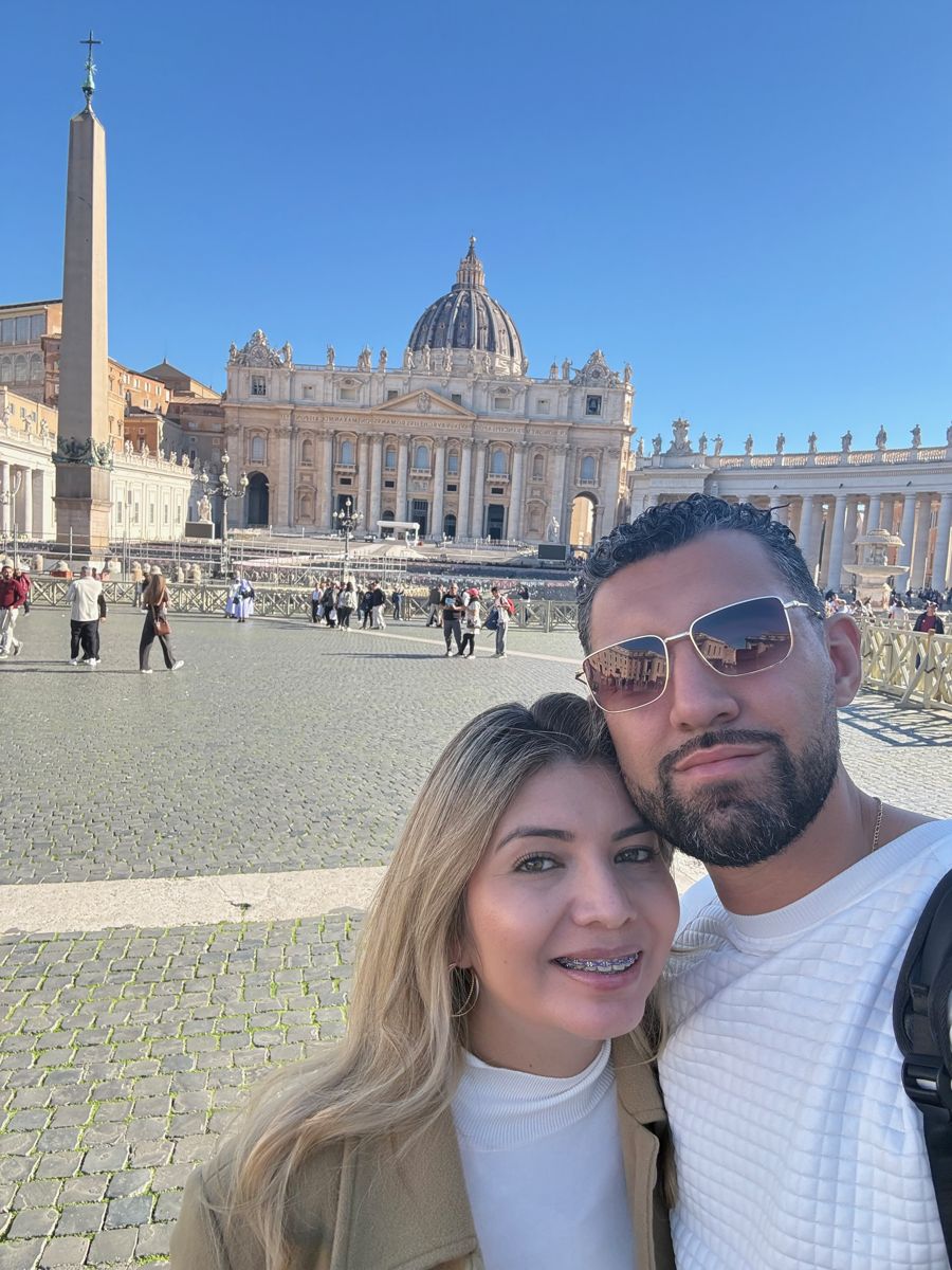 Sol y Luis en la Plaza de San Pedro, Vaticano