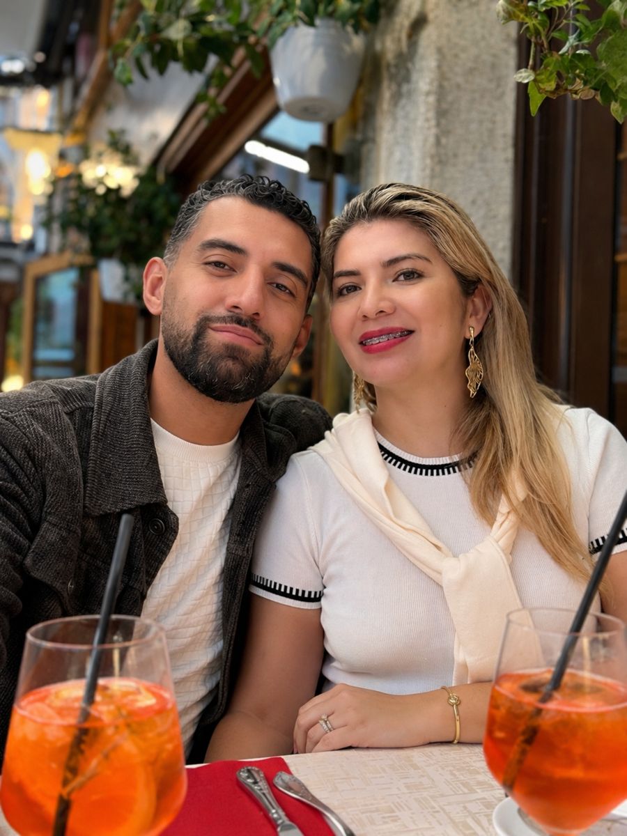 Sol y Luis tomando algo en Venecia